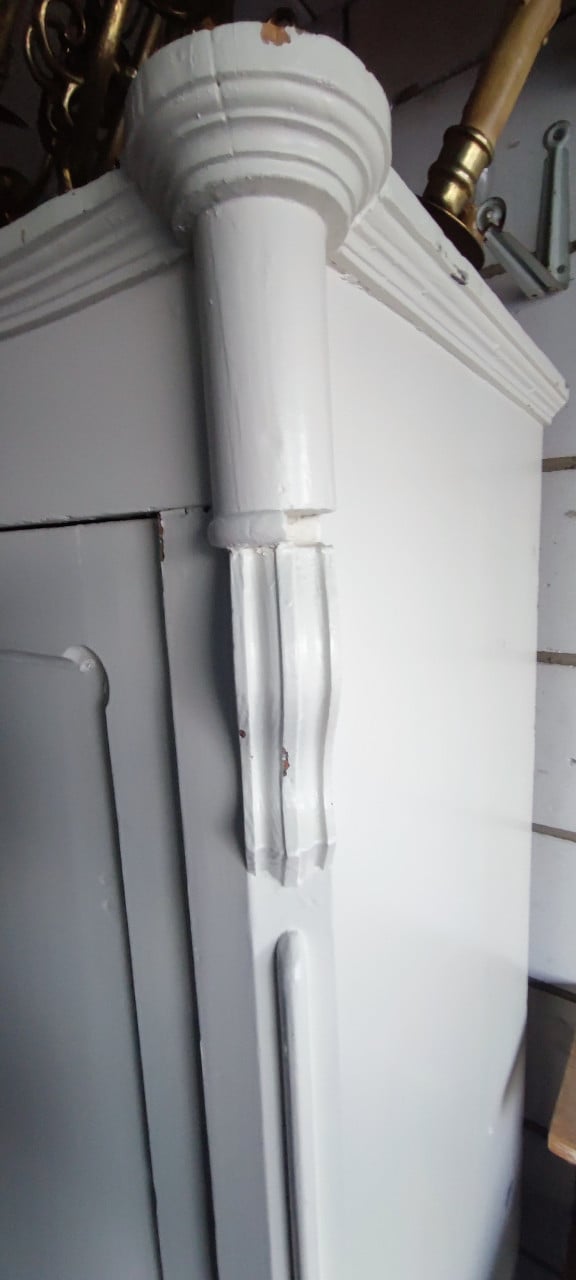 Witte vintage kledingkast of bergkast