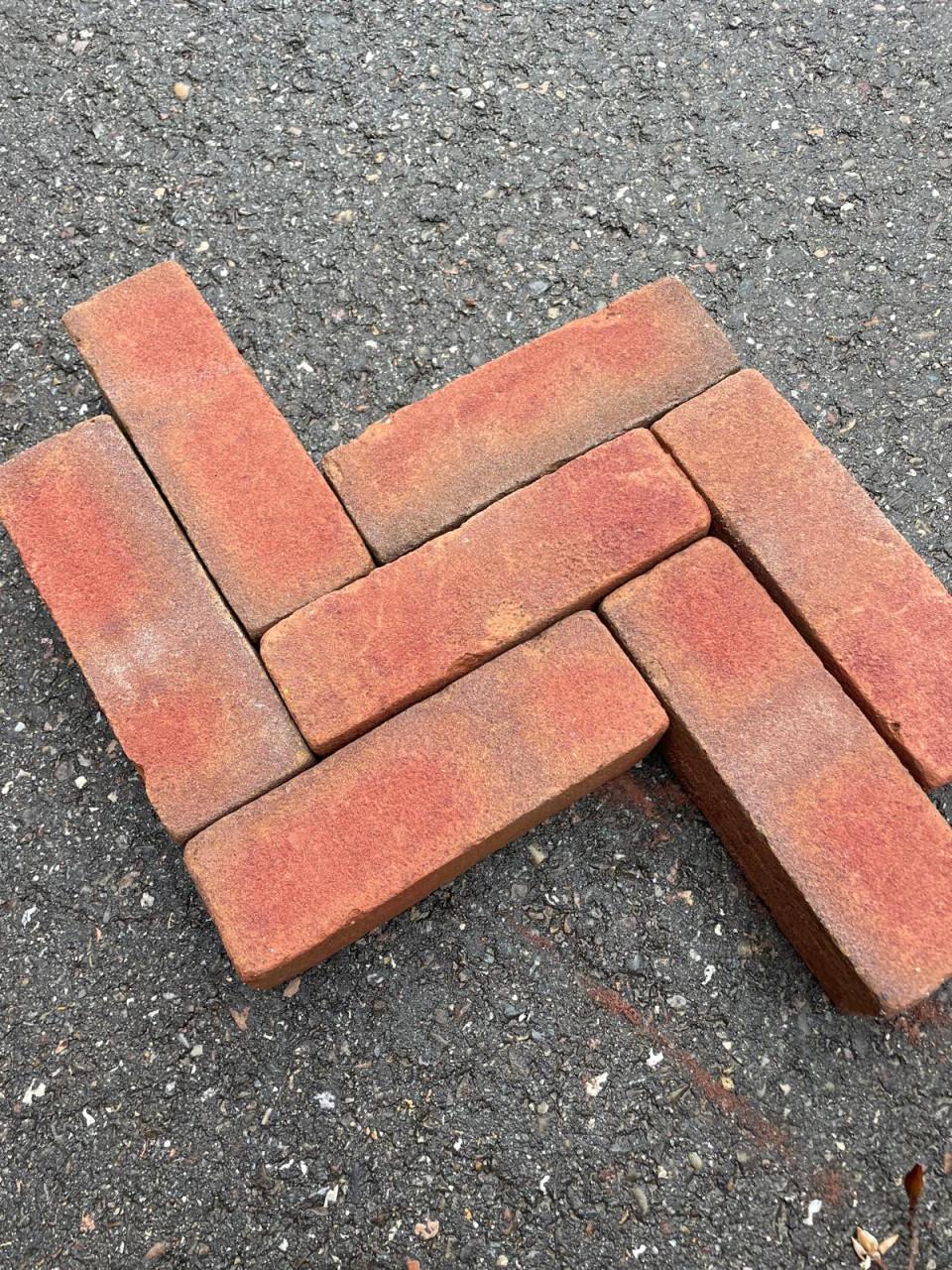 Nieuw gebakken klinker paars/rood