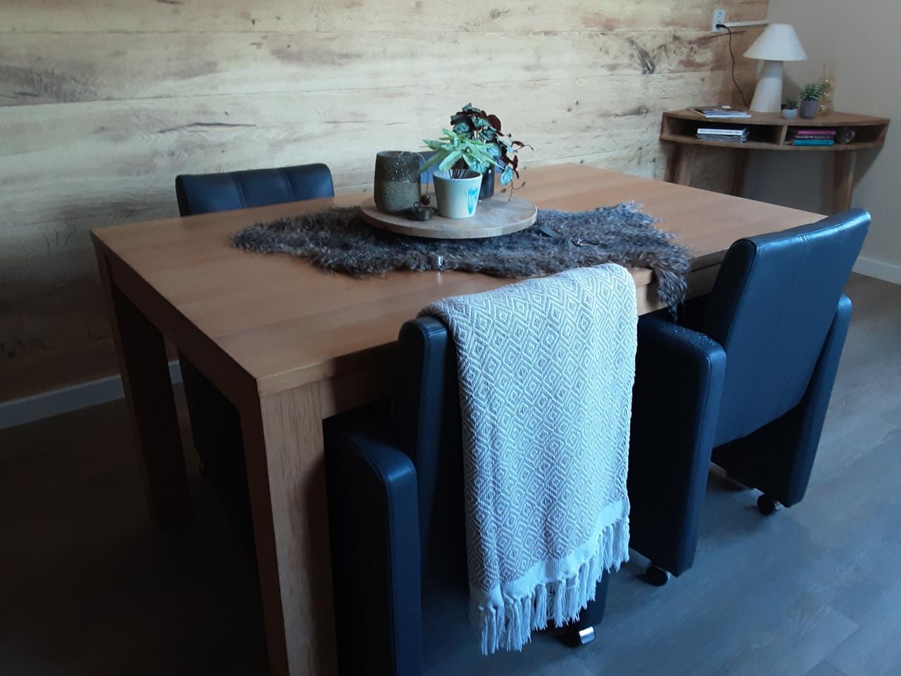 Gratis eethoek met 4 stoelen