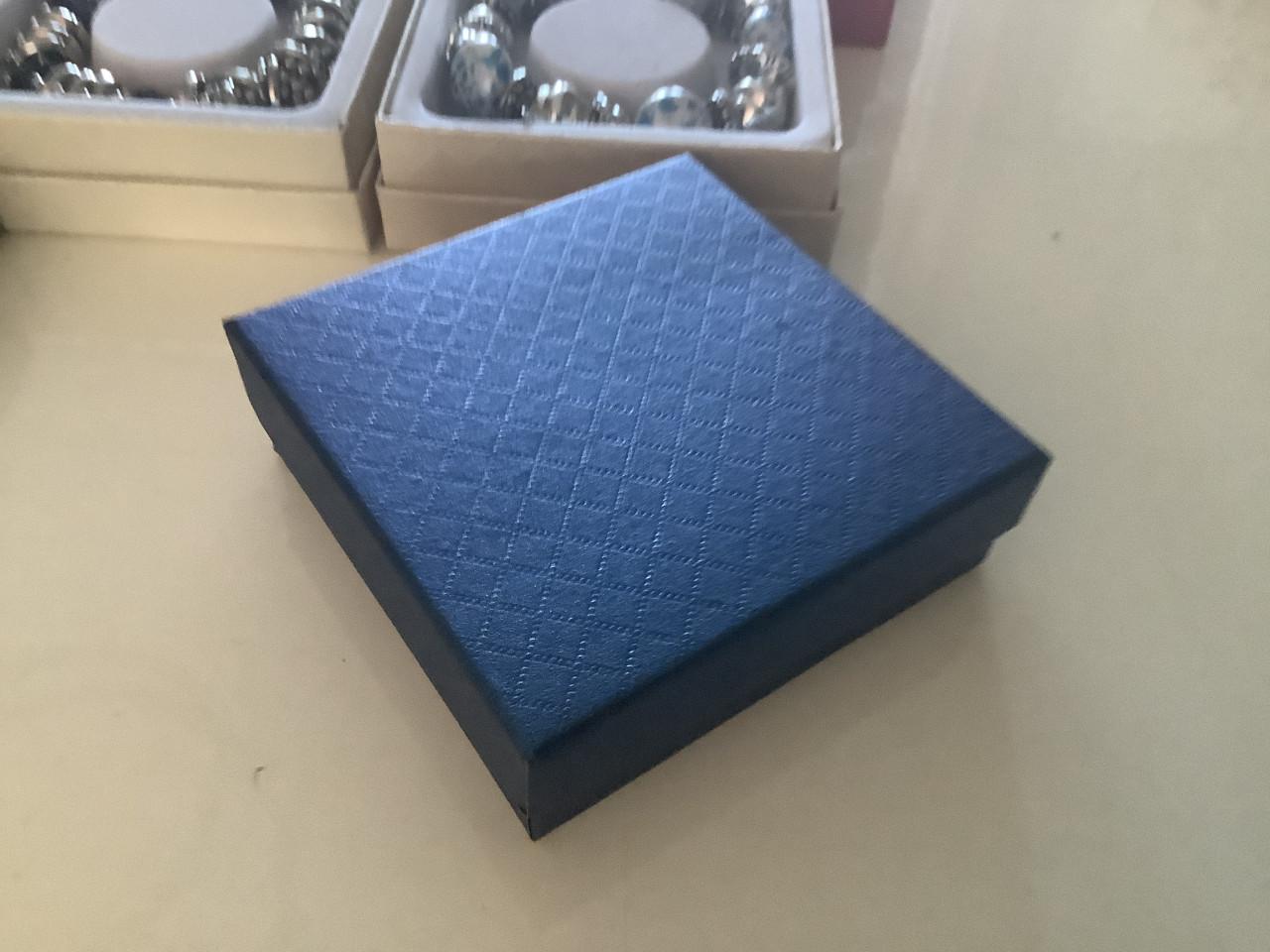 Partij leuke armbandjes in mooi verkoop doosje. ( partij 104)