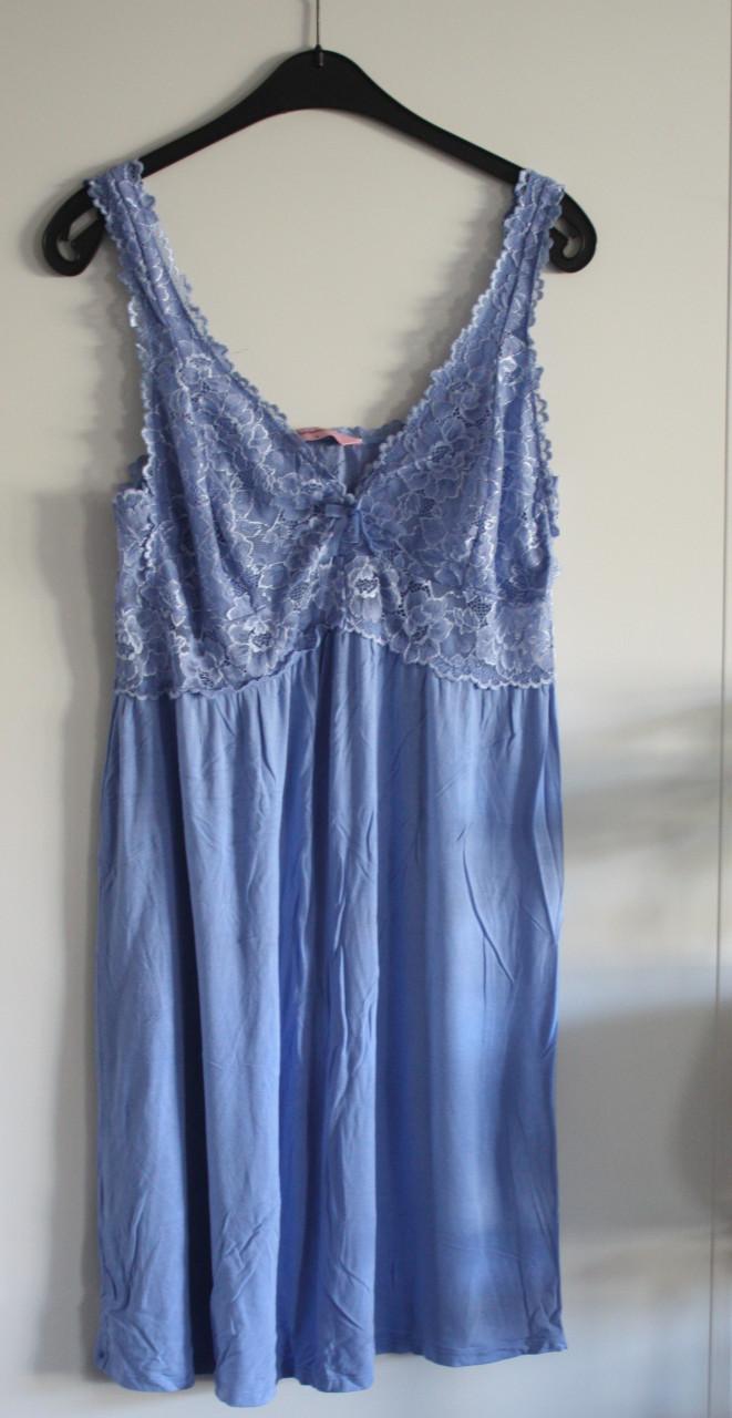 Nachtjapon lichtblauw met bovenkant met kant  maat xl