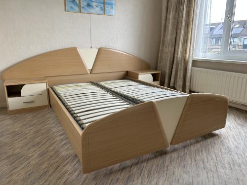 Beddenset met nachtkastjes en kaptafel