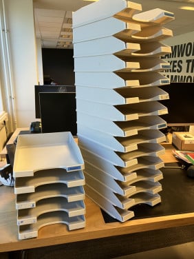 Te koop diverse grijze brievenbakjes in goede staat