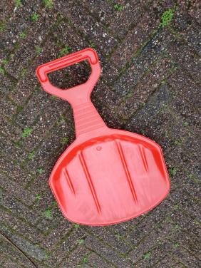 Kunststof slee met handvat