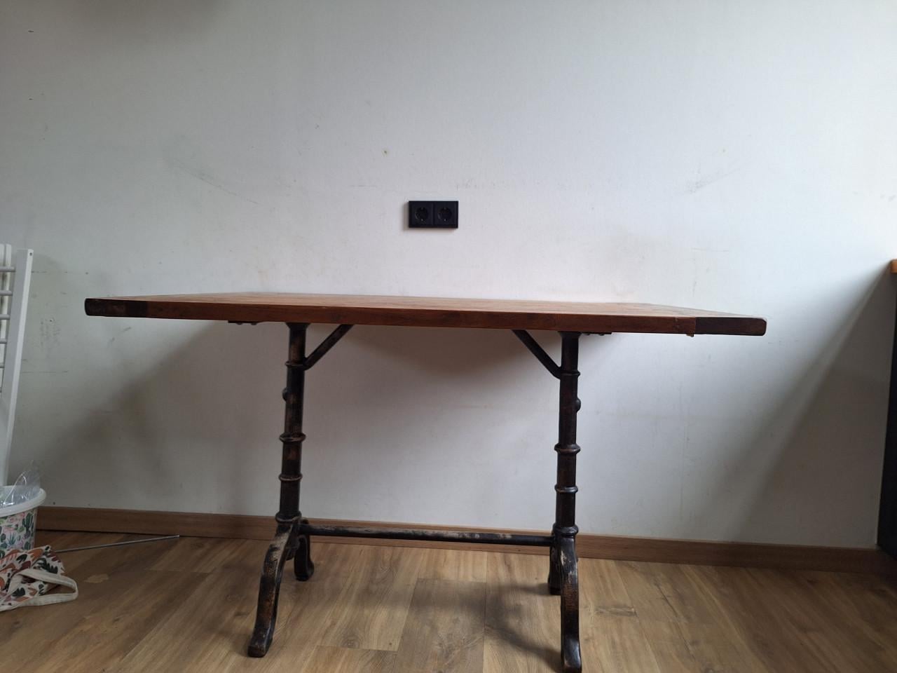 Stoere eettafel met gietijzeren onderstel