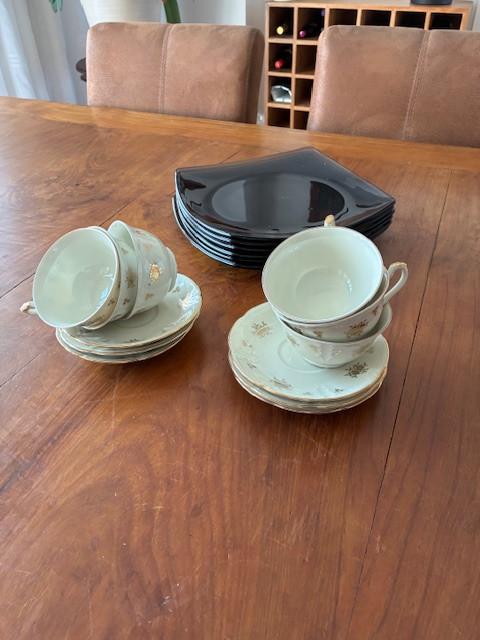 6 stuks Ouderwetse theekopjes en 6 onderzet borden
