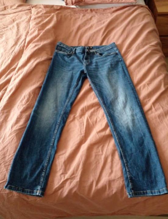 2 heren spijkerbroeken maat 36 / 32 in goede staat.