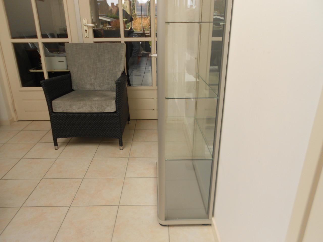 Vitrinekast met verlichting.