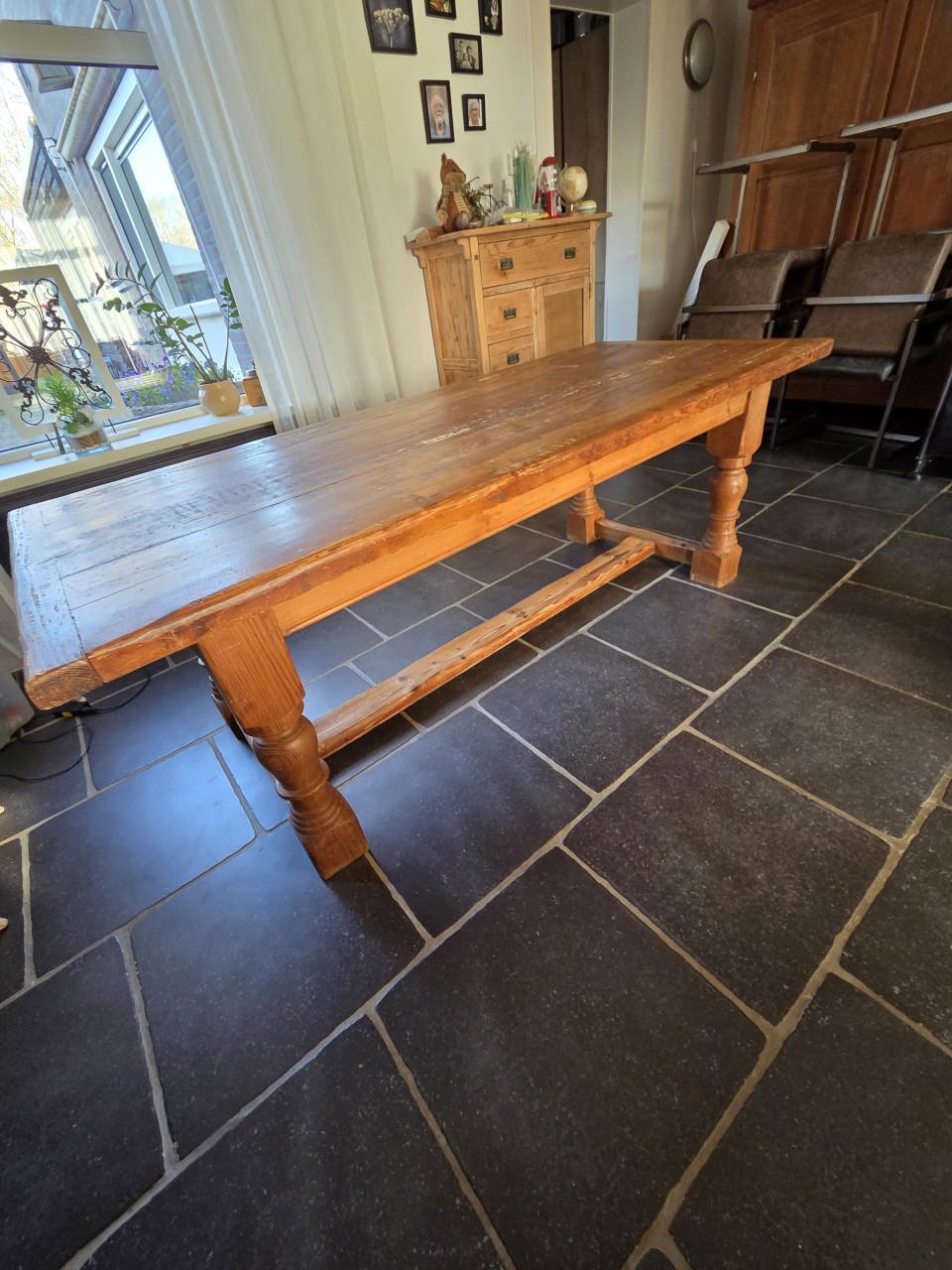 Oude kloostertafel, geleefd en karaktervol