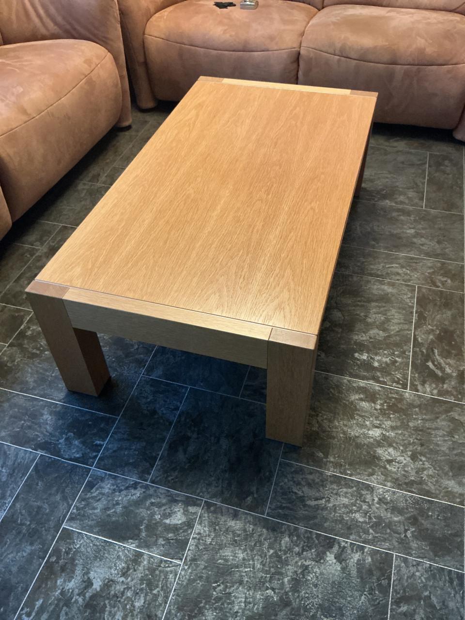 Eetkamertafel, salontafel en bijzettafel