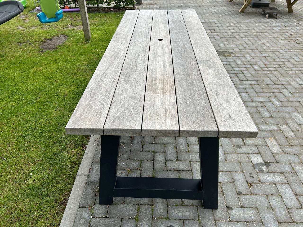 Padoek hardhouten tuintafel met stalen onderstel