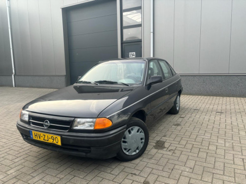 Opel Astra 1.6SZ Young 84.263KM NAP Automaat