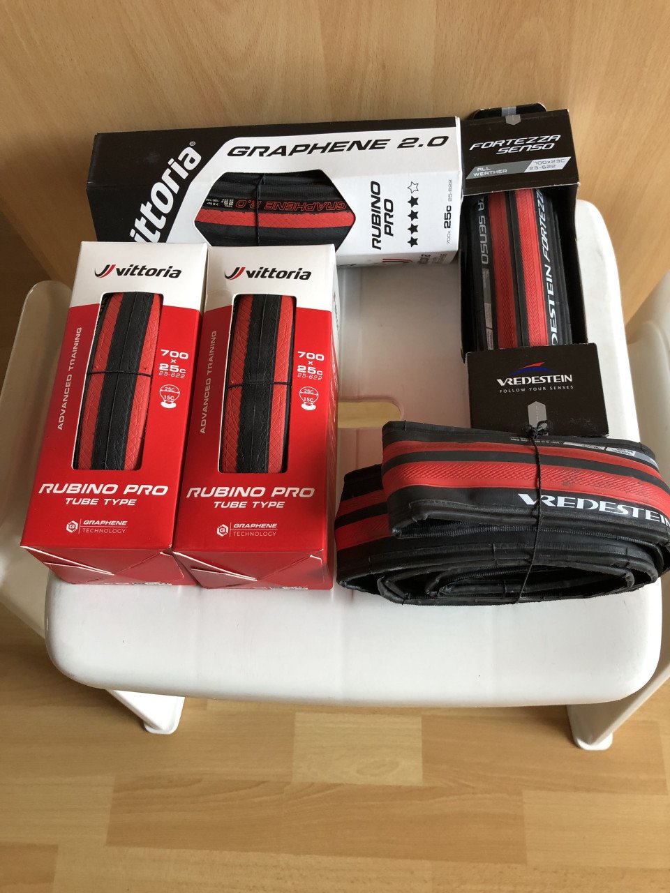 Koopje, wielren schoenen en racefiets banden, wegens beëindiging hobby.