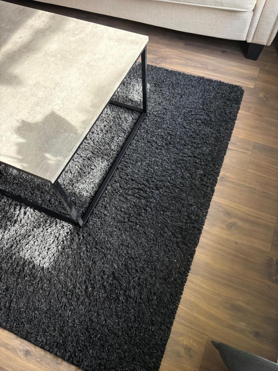 Bank + 2 fauteuils + salontafel + vloerkleed