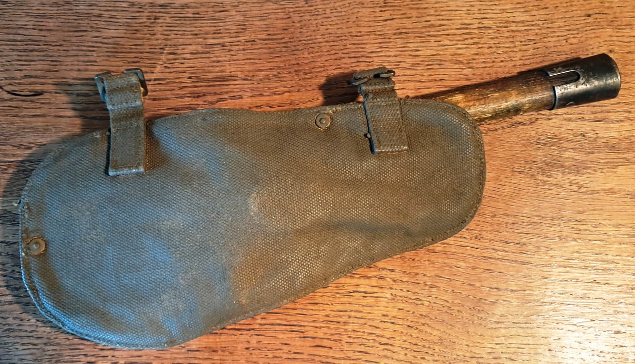 Militair WO2 Engelse pioniersschep 1942 Elwell Pick & Shovel in foudrail