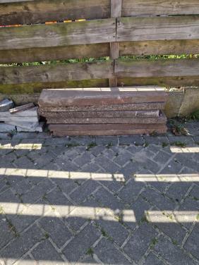 Betonbanden en 2 kruiwagens zand gratis