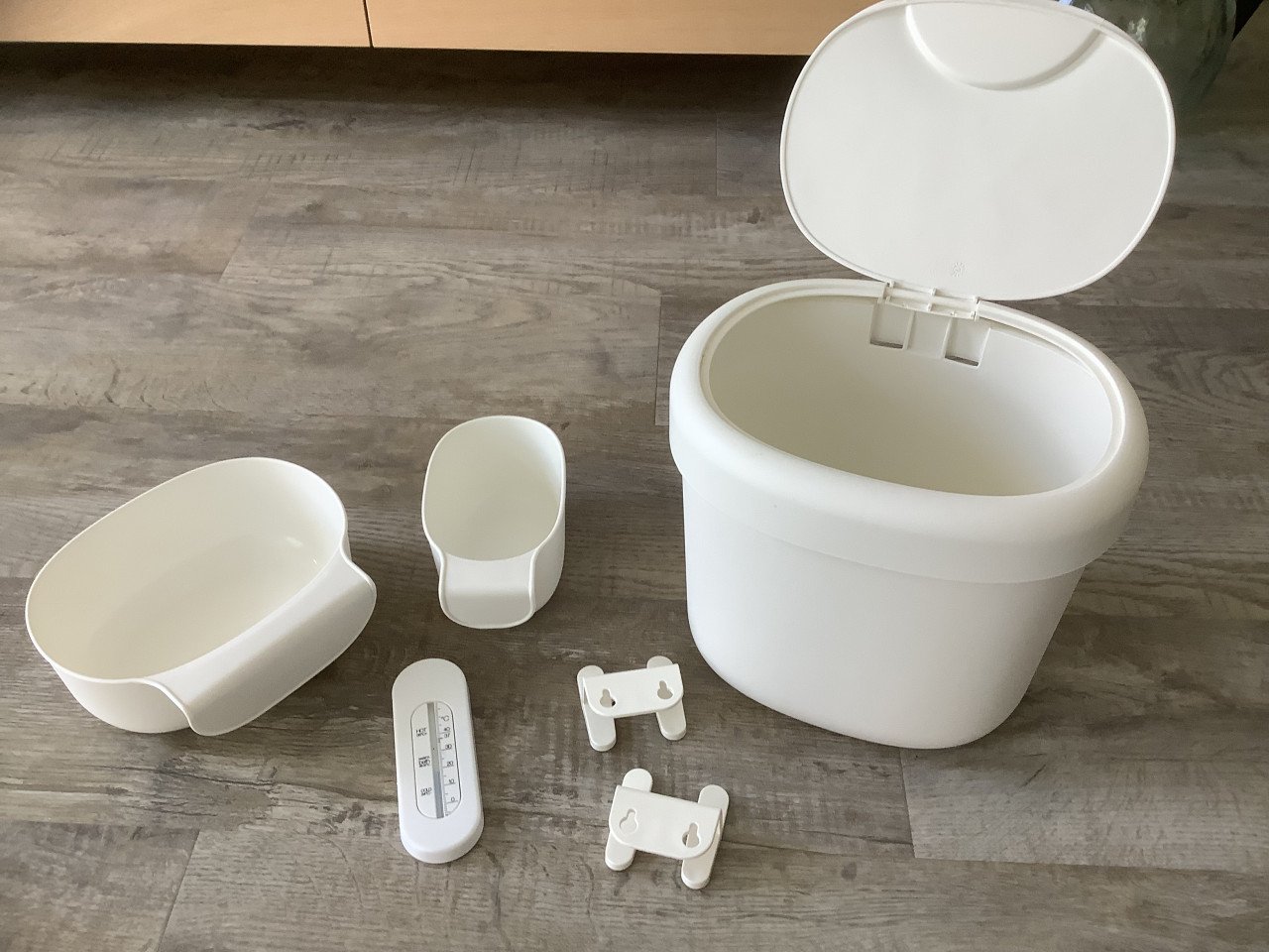 Ikea Commode Set: Mandjes Emmer, Kussen, Potje, Slab, Thermometer, Haken