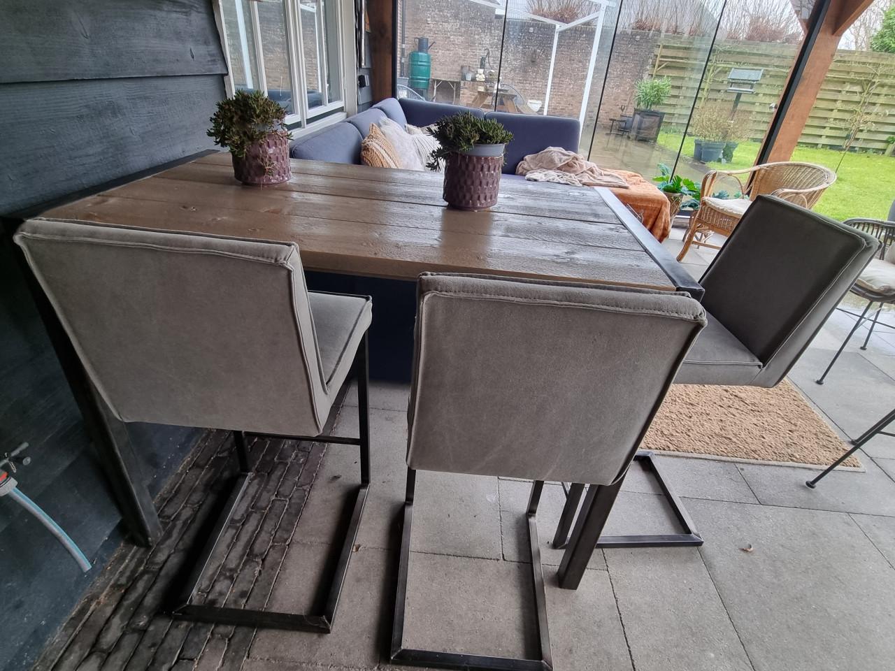 Hoge bar/eettafel en stoelen