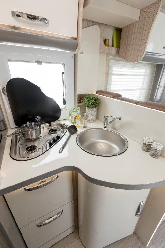 TE KOOP: Prachtige half-integraal camper, als nieuw!