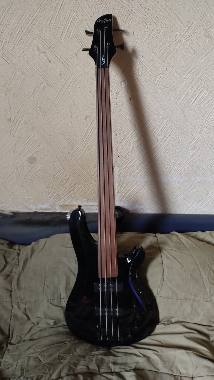 HARLEY BENTON Fretloze Basgitaar