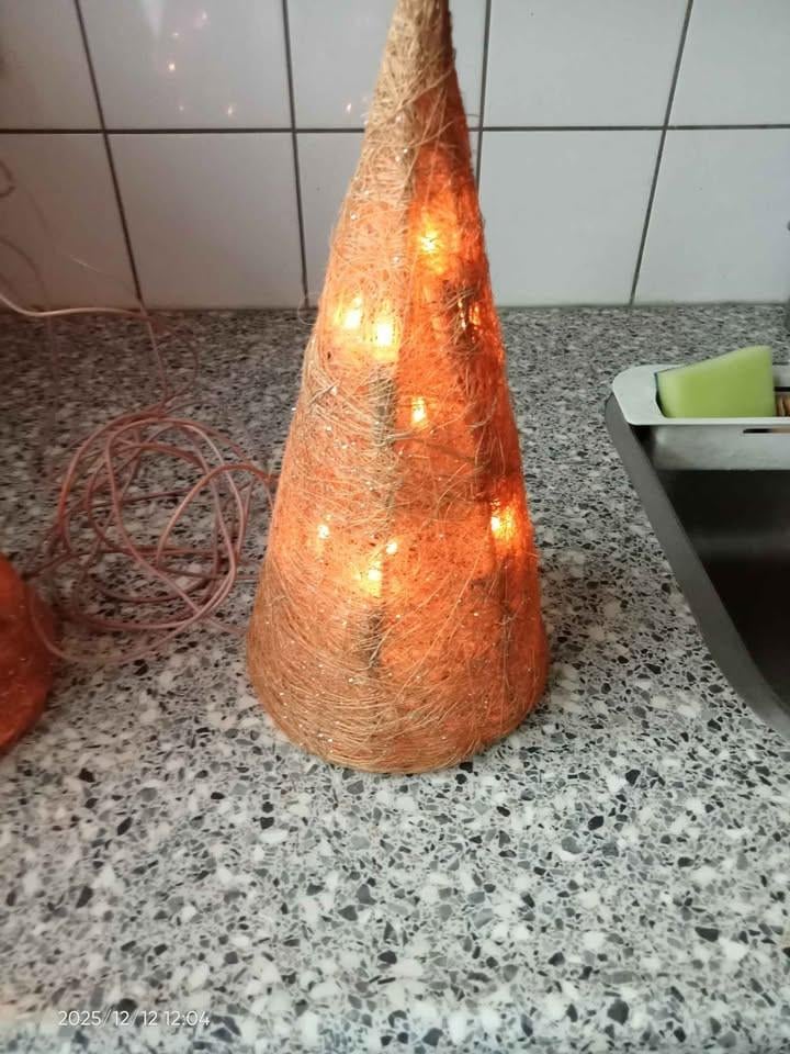 2 kerst piramides met verlichting