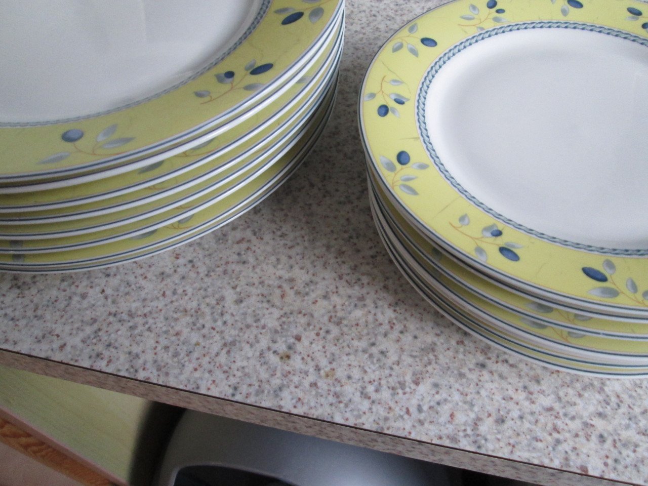 8 platte borden en 7 ontbijtbordjes