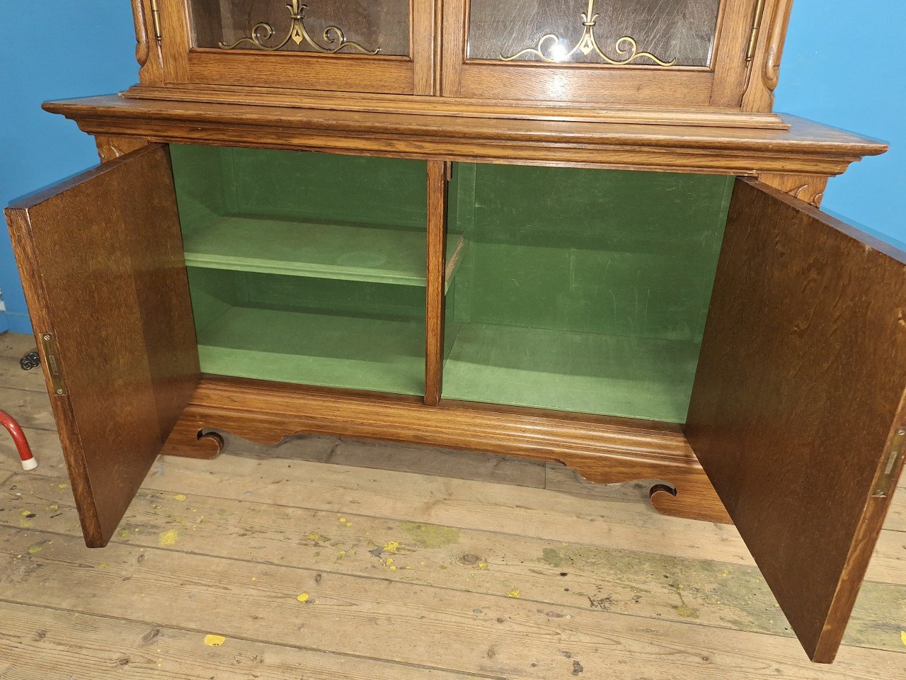 Unieke Houten Kast – Sierlijk, Stevig en Vol Karakter!