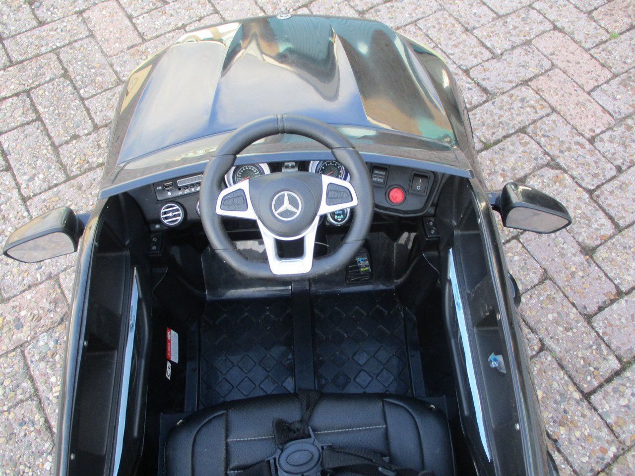 Zgan Mercdes op 12 volt accu met de afstandbediening