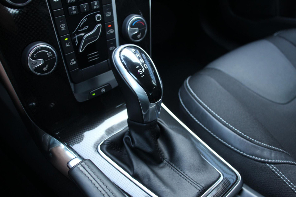 Volvo V40 1.5 t2 momentum automaat - pdc rondom + camera - full led - navi 
