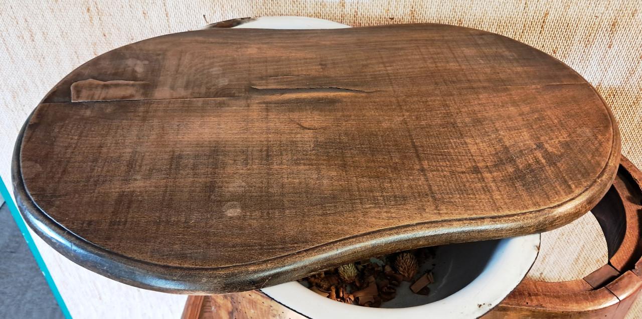 Bijzonder antiek bijzet tafeltje met een verstopt bidetje.