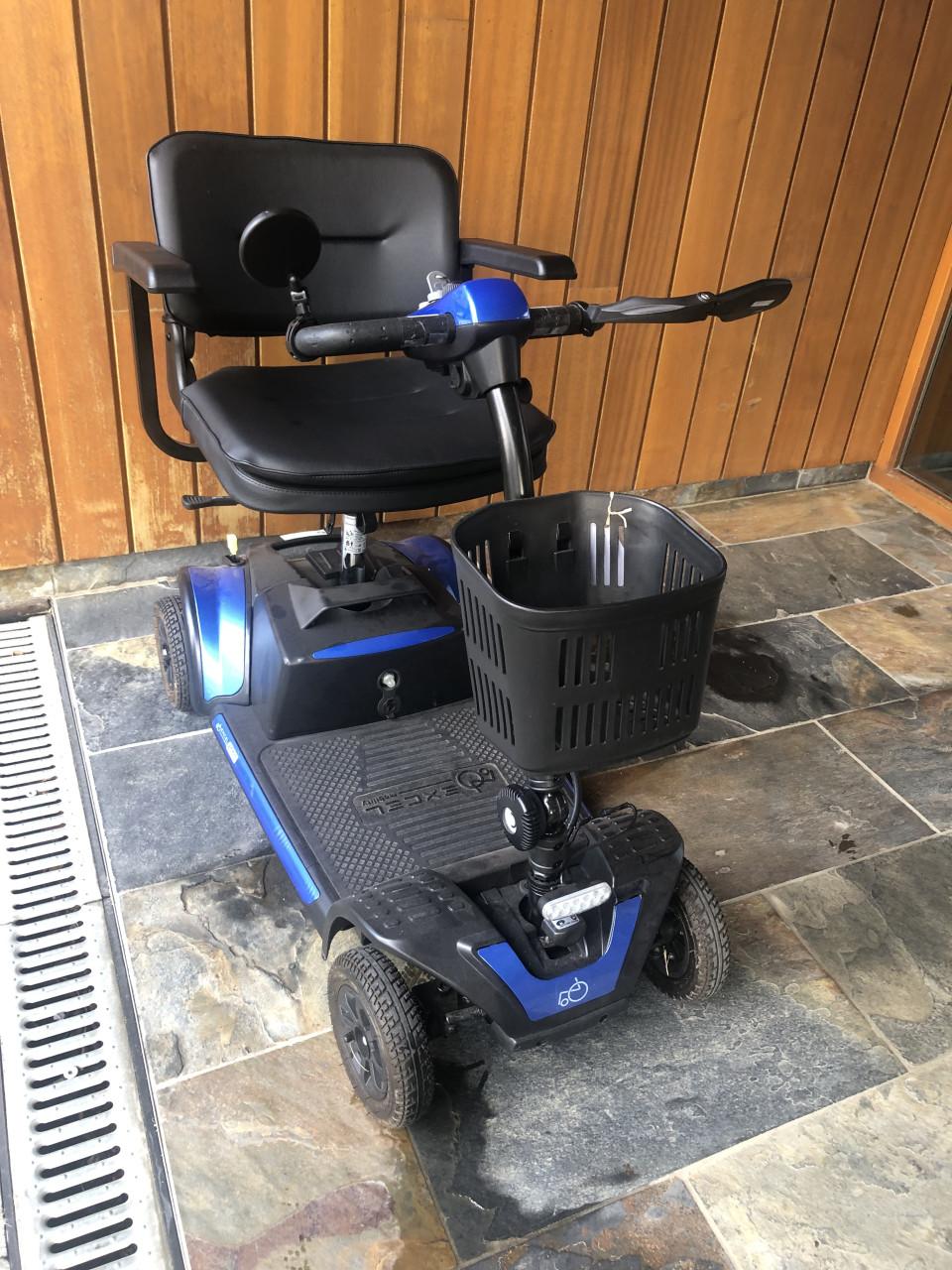 Te koop: scootmobiel Excel Xena 4 (blue)