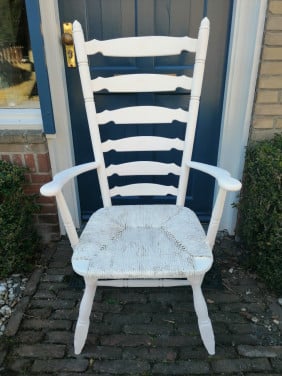 Witte houten stoel