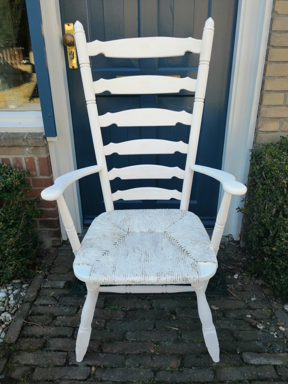 Witte houten stoel