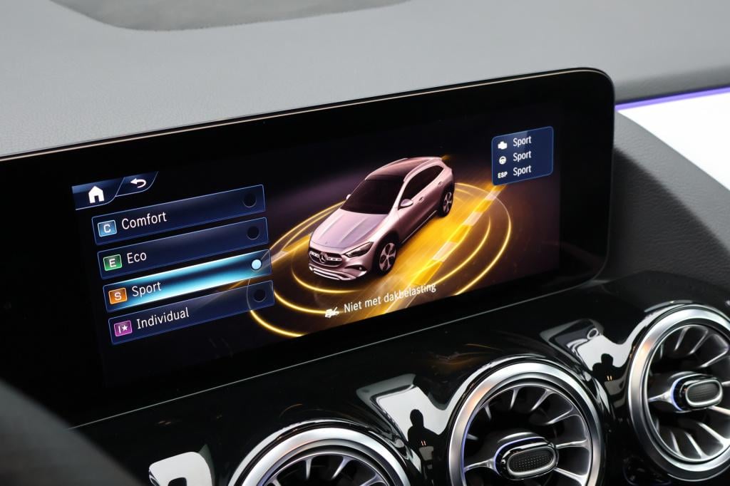 Mercedes-Benz Gla-klasse 180 amg line i 2025 i panorama dak i manufaktur al