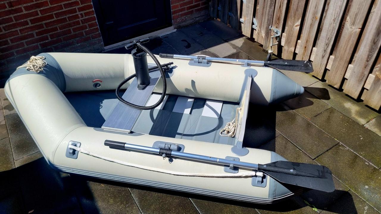 Tekoop opblaasboot met buitenboordmotor
