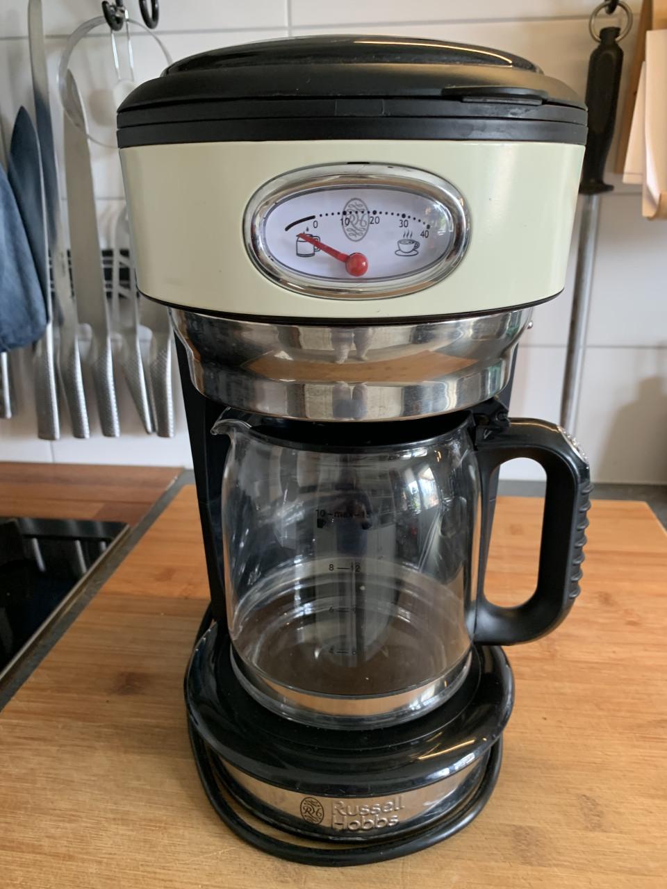 Een Russell Hobbs koffiezetapparaat in crème en zwart