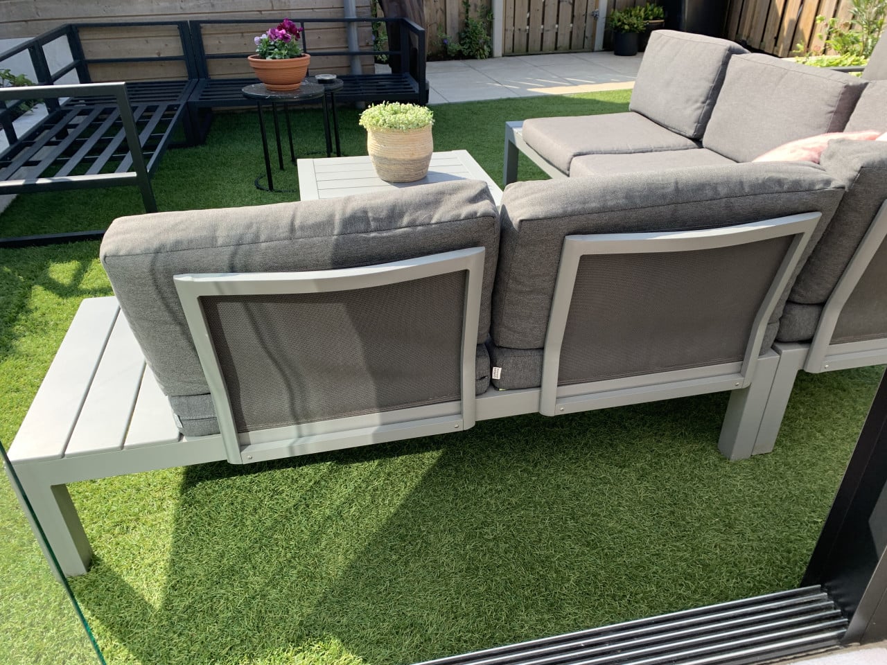 Lichtgrijs Alminium Loungeset, met kussens en tafel.