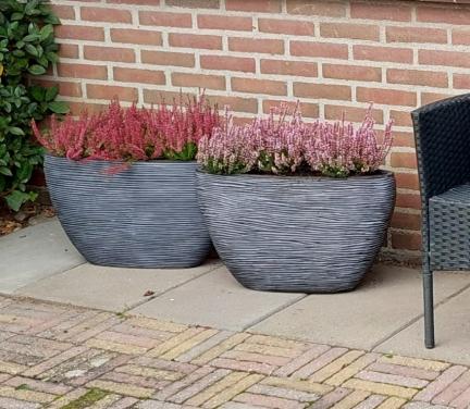 2 zwart/antraciet stenen plantenbakken in goede staat