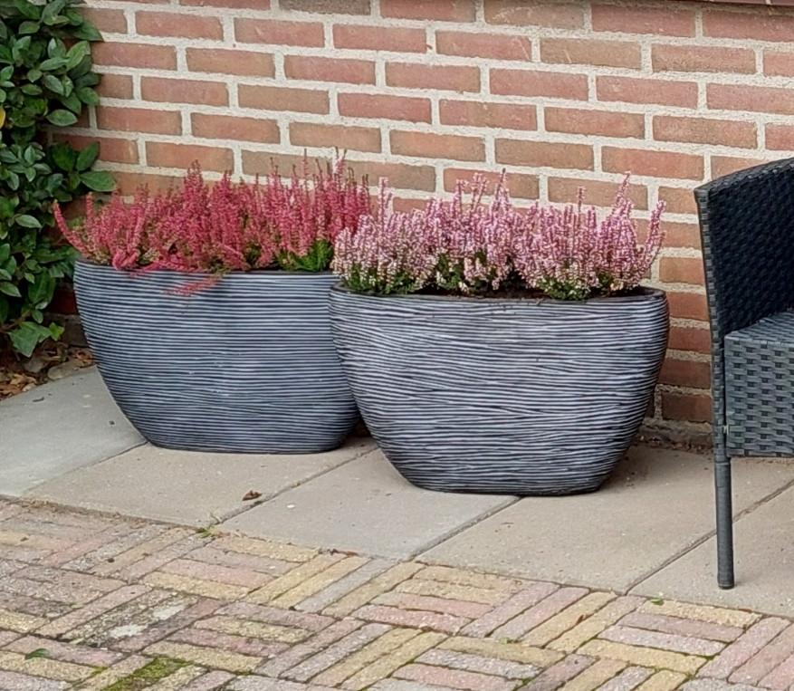 2 zwart/antraciet stenen plantenbakken in goede staat
