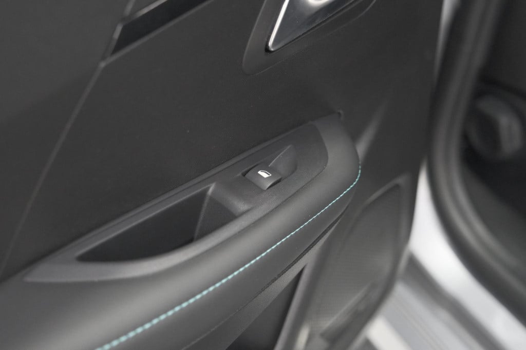 Peugeot 208 puretech 100 allure | camera | navigatie | parkeersensoren | ap