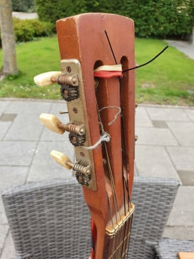 Prachtige antieke gitaar jaren 60 met 6 snaren in goede staat...