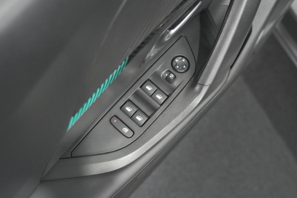 Peugeot 2008 puretech 130 eat8 allure pack | camera | apple carplay | parke