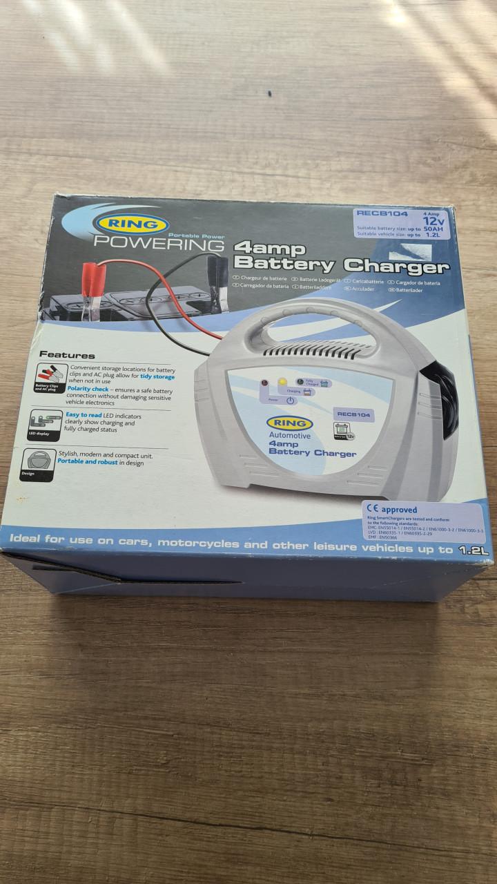 NIEUW Acculader merk RING 12V-4Amp.50Ah