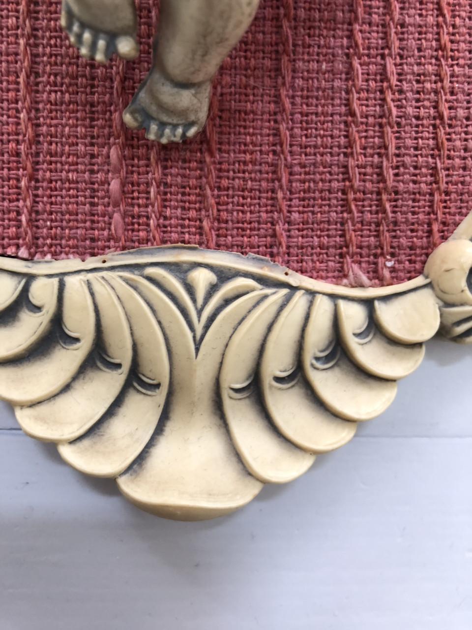 Mooie brocante kunststof barok lijstje/hanger met engel figuurtje