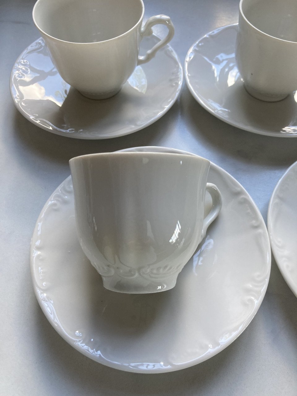 6 witte porseleinen kop en schotels