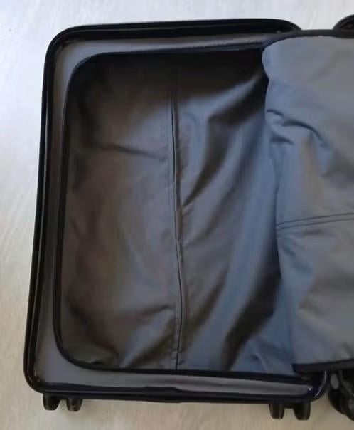 Witte koffer met wieltjes nieuw. Reiskoffer