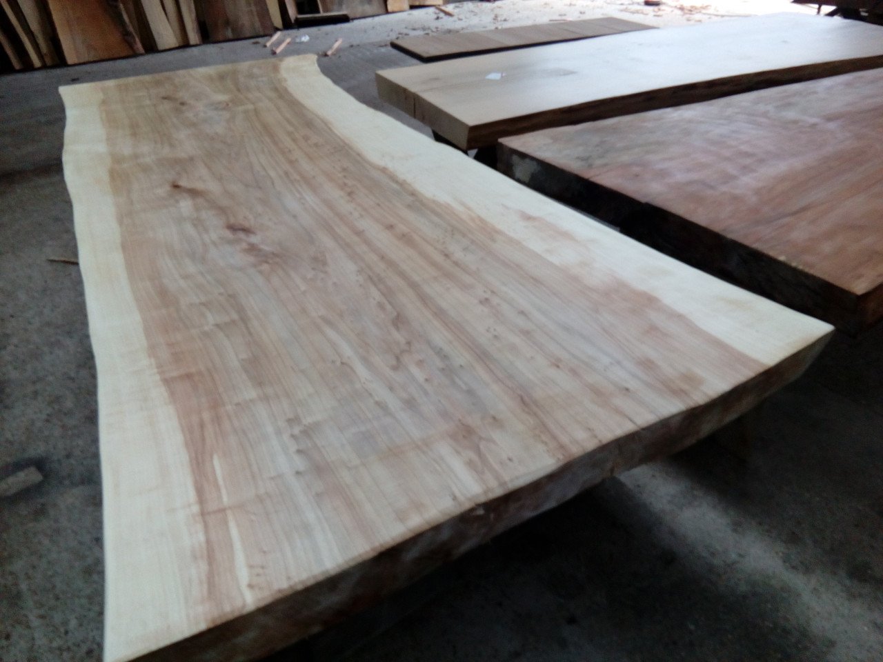 Houten tafels in Boomstamvorm, planken Tafelbladen, decoratie bartafel