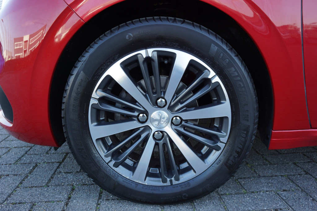 Peugeot 208 1.2 puretech allure climate / cruise / navi / lm velgen / nap