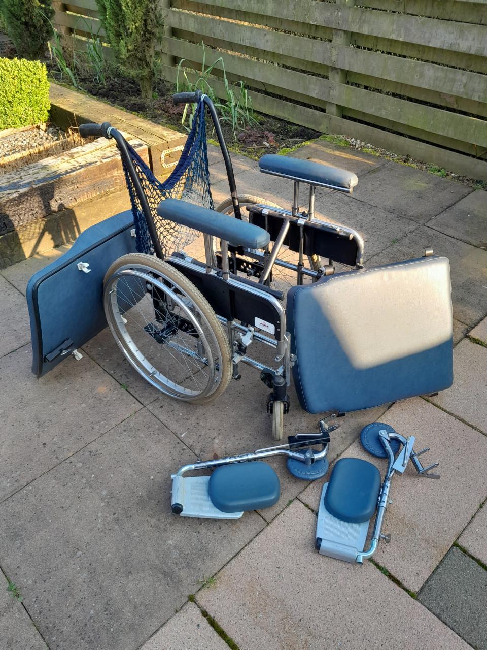 Gratis af te halen: ouderwetse rolstoel