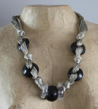 Ketting met toutjes wit met zwarte stenen